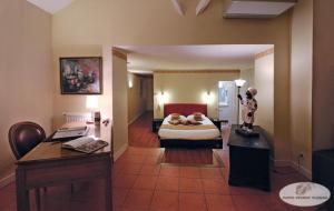 孔东欧陆酒店的配有一张床和一张书桌的酒店客房