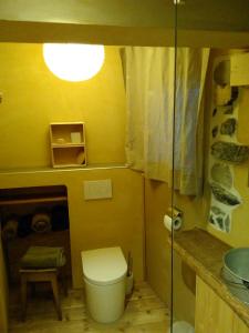 埃格勒Elément-Terre的一间带卫生间和窗户的小浴室