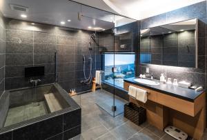 京都Kyoto Shijo Takakura Hotel Grandereverie的带浴缸、水槽和淋浴的浴室