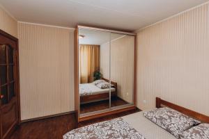 2 room apartment neer Manufaktura on Kharkovskaya客房内的一张或多张床位