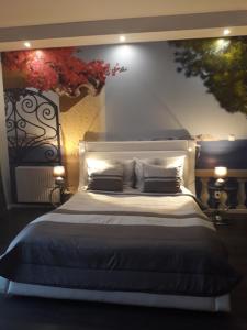 波兹南Apartament Onyx的卧室配有一张大白色床,墙上挂着鲜花