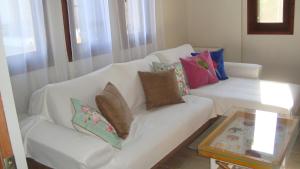 米利纳Sole Mio的客厅配有带枕头的白色沙发。