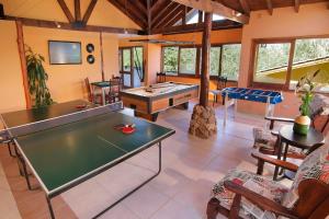 贝尔格拉诺将军镇Terrazas de Belgrano - Club de Montaña的客厅设有台球桌和乒乓球桌