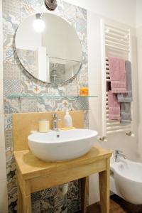 普蒂尼亚诺圣斯特凡诺住宿加早餐旅馆的浴室设有白色水槽和镜子