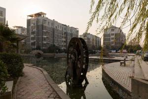 开封河南省开封市·鼓楼广场·路客精品公寓·00138460的城市水中的一个大型金属物体