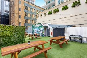 悉尼悉尼背包客酒店的庭院设有野餐桌和烧烤架。