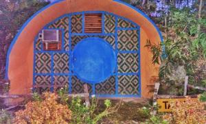 锡基霍尔萤火虫露营地的蓝色和橙色的建筑,设有窗户