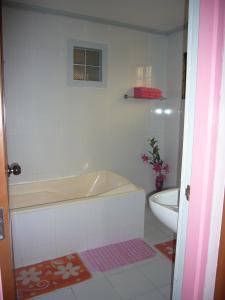 碧瑶Mary Chiang Baguio Transient House的带浴缸和卫生间的浴室。