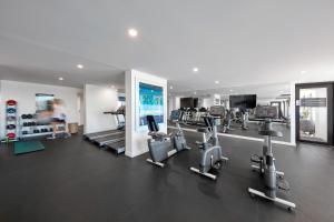 布里斯班艺术系列酒店 - 约翰逊的健身房设有数台跑步机和有氧运动器材