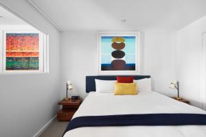 布里斯班艺术系列酒店 - 约翰逊的卧室配有白色床和2扇窗户