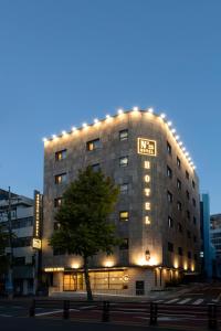 釜山No. 25 Signature Hotel Daecheong的建筑的一侧有灯