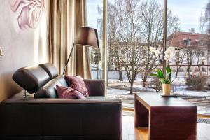比亚韦斯托克雅集精品酒店的带沙发和大窗户的客厅
