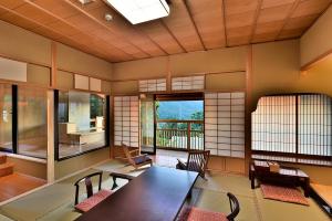 山之内町千寿阁酒店的客房设有桌椅和窗户。