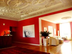 格洛韦施比克城堡酒店的客厅设有红色的墙壁和白色的天花板