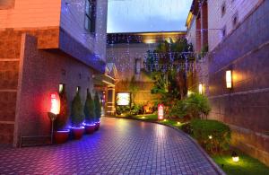 台南京华商务汽车旅馆的建筑中种有植物和灯光的庭院