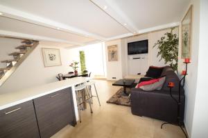 尼斯Jade Duplex - No Better Location In Nice的客厅配有沙发和桌子
