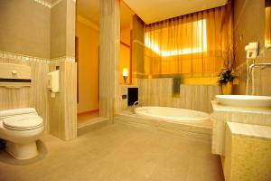 京华商务汽车旅馆的一间浴室