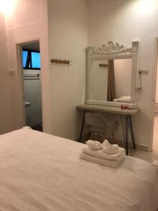 RingletBrand New Apartment in Local Neighbourhood的一间卧室配有一张带镜子和毛巾的床