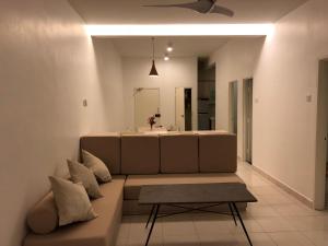 RingletBrand New Apartment in Local Neighbourhood的带沙发和水槽的客厅