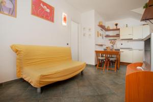 圣特雷莎加卢拉Bilocale Via Cairoli的一间设有床铺和桌子的房间