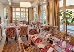 许特根瓦尔德Landhotel Kallbach - 4 Sterne SUPERIOR的餐厅设有桌椅和窗户。