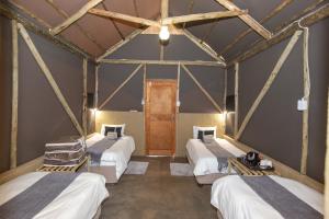 马林塔尔拉帕兰格盖美山林小屋的一间设有四张床和木门的房间