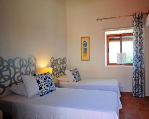 LecrinLa Fuente Retreat的一间卧室设有两张床和窗户。