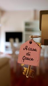 巴斯基里奥A Casa di Grace的纸上写着油脂的标签