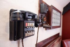 奇平卡姆登诺埃尔阿姆 - “订制酒店”的挂在墙上的电话