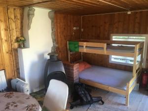 ÅmliVisit Wilderness的客房设有两张双层床和炉灶。