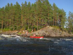 ÅmliVisit Wilderness的一群人,在水里乘坐红船