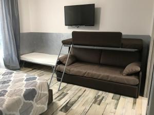 博洛尼亚B&B ATTICO GALLIERA的带沙发和平面电视的客厅