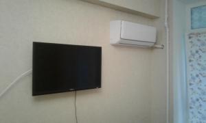 阿拉木图Apartments Zhambyl 159的挂在墙上的平面电视