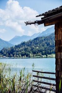 魏森湖斯恩兹昂酒店的享有湖泊和山脉美景的度假屋