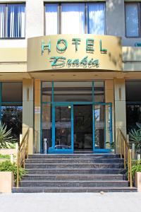 帕扎尔吉克Hotel Trakia的前方设有蓝色门和楼梯的建筑