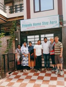 阿格拉Friends Home Stay - Agra的一群站在建筑物前的人