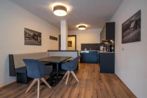 索尔登A CASA Rubin Chalet & Studio Resort的厨房以及带桌椅的用餐室。