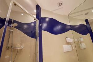 瓦斯托伊克斯西尔酒店的带淋浴的浴室和玻璃门