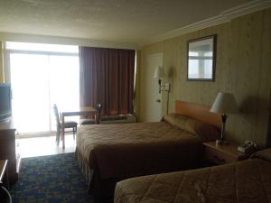 弗吉尼亚海滩海鹰汽车旅馆的酒店客房设有两张床和窗户。