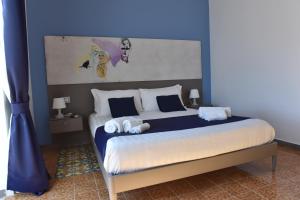 那不勒斯Specchio di Parthenope B&B的一间卧室配有一张带蓝色墙壁的大床