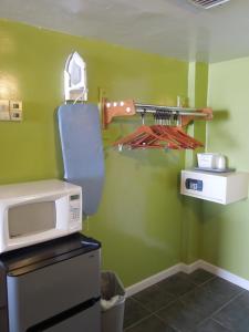弗吉尼亚海滩海鹰汽车旅馆的厨房配有冰箱上方的微波炉