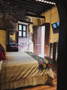 墨西哥城Hotel Boutique Los Camilos的一间卧室,卧室内配有一张大床