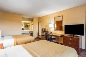 加夫尼Quality Inn Gaffney I-85的酒店客房设有两张床和一台平面电视。