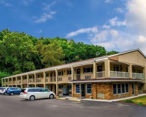 ClairtonEcono Lodge Jefferson Hills Hwy 51的停车场内停放汽车的大型建筑