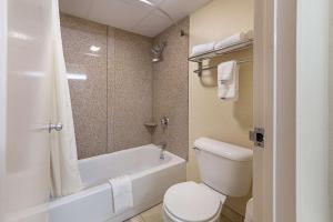 米堤亚McIntosh Inn的浴室配有卫生间、浴缸和水槽。
