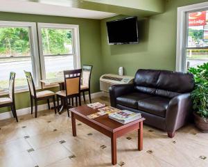 ClairtonEcono Lodge Jefferson Hills Hwy 51的客厅配有真皮沙发和桌子