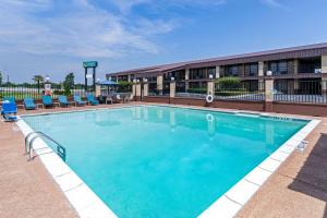 帕里斯德克萨斯帕里斯品质酒店的酒店前方的大型游泳池