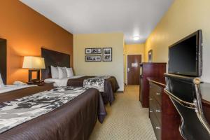 亨茨维尔Sleep Inn & Suites Huntsville near US Space & Rocket Center的酒店客房设有两张床和一台平面电视。