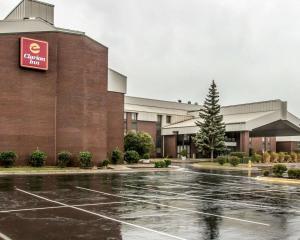 卡拉马祖Clarion Inn I-94 near Expo Center的酒店前的停车场