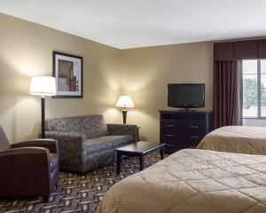 俾斯麦MainStay Suites Bismarck的酒店客房设有沙发椅和电视。